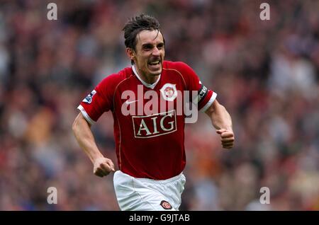 Fußball - FA Barclays Premiership - Manchester United / Liverpool - Old Trafford. Gary Neville von Manchester United feiert Rio Ferdinands Tor Stockfoto