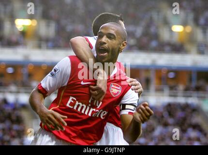 Fußball - FA Barclays Premiership - Reading / Arsenal - Madejski Stadium. Thierry Henry von Arsenal feiert sein Elfmeterziel Stockfoto