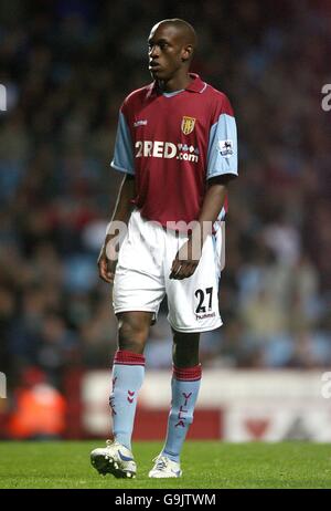 Fußball - FA Barclays Premiership - Aston Villa gegen Fulham - Villa Park. Isaiah Osbourne, Aston Villa Stockfoto