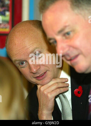 Der schottische erste Minister, Jack McConnell (links) und Liam Burn MP, besuchen die Bruntsfield Primary School Edinburgh . Stockfoto