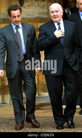 Innenminister John Reid (rechts) begleitet den französischen Innenminister Nicolas Sarkozy, während G6-Minister aus Frankreich, Spanien, Italien, Polen und Deutschland das Ettington Park Hotel in Warwickshire treffen. Stockfoto