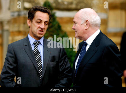 Innenminister John Reid (rechts) spricht mit Frankreichs Innenminister Nicolas Sarkozy während einer Fotokonferenz im Ettington Park Hotel, Warwickshire, wo sich G6-Minister aus Frankreich, Spanien, Italien, Polen und Deutschland treffen. Stockfoto