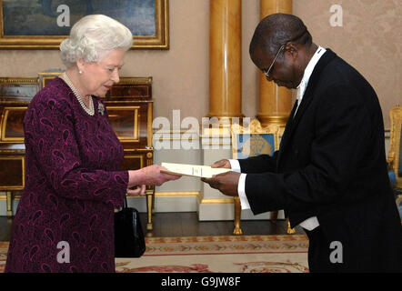 Die britische Königin Elizabeth II. Empfängt den Botschafter Namibias George Mbanga Liswaniso im Buckingham Palace, London. Stockfoto