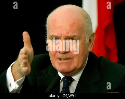 Innenminister John Reid spricht im Ettington Park Hotel, Warwickshire, nachdem sich G6-Minister, darunter Dr. Reid, aus Frankreich, Spanien, Italien, Polen und Deutschland getroffen haben. Stockfoto