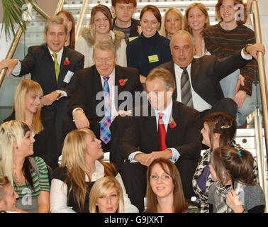 Der britische Premierminister Tony Blair (Mitte rechts) und der Bildungsminister Alan Johnson (Mitte links) kommen zusammen mit dem Arcadia-Chef Sir Philip Green (rechts) und Marks und Spencer-Chef Stuart Rose (links), um mit Studenten an der neu gegründeten Fashion Retail Academy im Zentrum von London zu sprechen. DRÜCKEN SIE VERBANDSFOTO. Bilddatum: Dienstag, 31 2006. Oktober. Achten Sie auf die Politik der PA Blair. Der Bildnachweis sollte lauten: Fiona Hanson/PA. Stockfoto