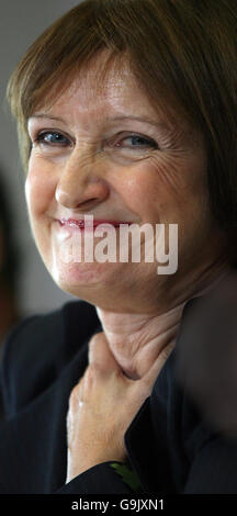 Tessa Jowell MP, die Staatssekretärin für Kultur, Medien und Sport, spricht mit der Presse auf der Ascot Race Course während eines internationalen Gipfels über Remote Gambling. Bilddatum: Dienstag, 31. Oktober 2006. Siehe PA Story. Stockfoto