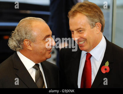 Der britische Premierminister Tony Blair (rechts) spricht mit dem Arcadia-Chef Sir Philip Green während eines Besuchs zur offiziellen Eröffnung der Fashion Retail Academy im Zentrum von London. DRÜCKEN SIE VERBANDSFOTO. Bilddatum: Dienstag, 31 2006. Oktober. Sir Philip Green bot Tony Blair heute einen Job an, als seine Premierministerin zu Ende ging - in der Modebranche.der Chef von Arcadia machte den Vorschlag, als der Premierminister an der Eröffnung der neuen Gebäude der Fashion Retail Academy im Zentrum von London teilnahm. Siehe PA Geschichte POLITIK Blair. Der Bildnachweis sollte lauten: Fiona Hanson/WPA Rota/PA. Stockfoto