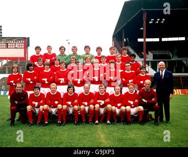 Mannschaftsgruppe Manchester United: (Hintere Reihe, l-r) Steve James, Alan Gowling, Jimmy Rimmer, Alex Stepney, John Connaughton, Brian Kidd, Paul Edwards, Willie Watson; (dritte Reihe, l-r) Tommy O'Neil, Tony Young, Kevin Lewis, Brian Greenhoff, Francis Burns, Ian Donald, Tony Whelan; (Zweite Reihe, l-r) John Fitzpatrick, George Best, Eric Young, Bill Fairhurst, David Sadler, Ian Ure, Damien Ferguson, John Aston, Laurie Millerchip; (erste Reihe, l-r) Manager Wilf McGuinness, Tony Dunne, Denis Law, Willie Morgan, Bobby Charlton, Pat Crerand, Nobby Stiles, Carlo Sartori, General Trainer Jack Crompton Stockfoto