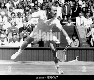Tennis - Wimbledon Championships - Herreneinzel - Viertelfinale - Rod Laver gegen Tom Gorman. Rod Laver in Aktion Stockfoto