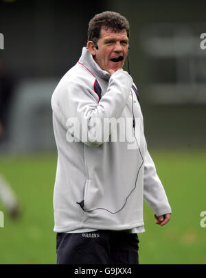 Rugby Union - Wales Training - Sophia Gardens. Wales-Coach Gareth Jenkins während einer Trainingseinheit am Wales Institute of Sport, Sophia Gardens. Stockfoto