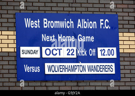 Ein Schild, auf dem die nächste Befestigung des West Bromwich Albion zu sehen ist The Hawthornes Stockfoto
