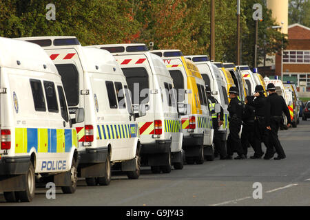 Polizeifahrzeuge säumen vor dem Spiel die Straßen West Bromwich Albion und Wolverhampton Wanderers bei den Hawthorns Stockfoto