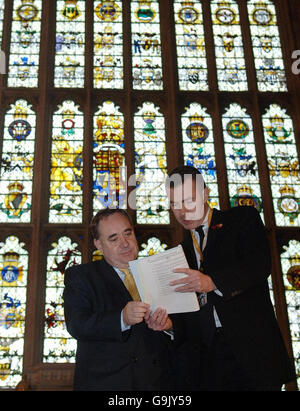 Der SNP-Vorsitzende Alex Salmond und Plaid Cymru's Verteidigungssprecher Adam Price MP heute in der Westminster Hall im Unterhaus. Stockfoto