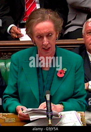 Die Außenministerin Margaret Beckett spricht im Londoner Unterhaus während einer Abrede über einen Antrag des Unterhauses, der eine offizielle Untersuchung des Irakkrieges fordert. Stockfoto