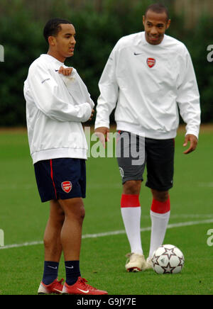 Fußball - Arsenal Training - London Colney. Theo Walcott von Arsenal (links) mit Teamkollege Thierry Henry während einer Trainingseinheit in London Colney. Stockfoto