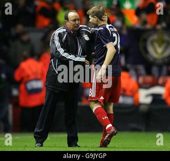 Liverpools Manager Rafael Benitez gratuliert Kapitän Steven Gerrard nach der Sieg gegen Bordeaux Stockfoto