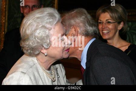 Die britische Königin Elizabeth II. Begrüßt den Lord Lieutenant für Hertfordshire Sir Simon Bowes Lyon während eines Empfangs im St. James Palace, London, für die Kampagne zum Schutz des ländlichen Englands. DRÜCKEN SIE ASSOCIAITON Photo. Bilddatum: Donnerstag, 2. November 2006. Der Empfang markierte den 80. Jahrestag einer der dauerhaftesten Umweltgruppen Großbritanniens heute Abend - ohne ein Zeichen der Rückenprobleme, die sie in den letzten Tagen angesteckt haben. Siehe PA Geschichte ROYAL Queen. Das Foto sollte lauten: Chris Young/WPA Rota/PA. Stockfoto