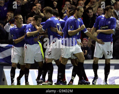 Ranger's Nacho Novo (zweiter links) feiert Torbildung gegen Maccabi Haifa, mit Teamkollegen, während der UEFA Cup Group A Spiel im Ibrox Stadium, Glasgow. Stockfoto