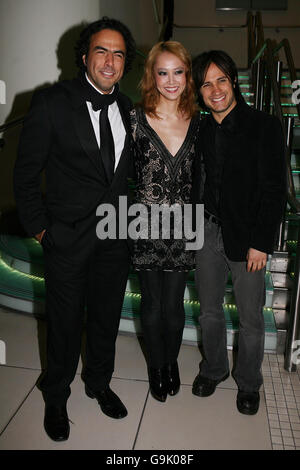 Regisseur Alejandro Gonzalez Inarritu, Schauspielerin Rinko Kikuchi und Schauspieler Gael Garcia Bernal kommen zur Times BFI 50. London Film Festival Abschlussgala UK Premiere von Babel, vom Odeon Leicester Square, Zentrum von London. Stockfoto