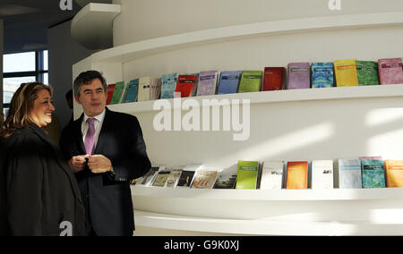 Gordon Brown offiziell eröffnet der fünfte Maggies Pflege-Krebszentrum Stockfoto