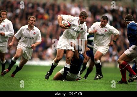 Rugby Union - Lloyds TSB Six Nations Championship - England gegen Frankreich. Der englische Ben Cohen versucht, eine Tackle zu brechen Stockfoto