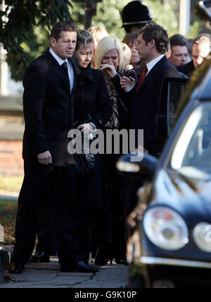 Von links nach rechts kommen der Partner der Mutter Paul Wood, die Mutter der Kinder Sharon Wood, die Freundin des Vaters Ruth Beatson und der Vater der Kinder Neil Shepherd zu den Beerdigungen von Christianne und Robert Shepherd in der St. John's Church in Wakefield. Stockfoto