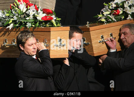 Neil Shepherd (links), der Vater der Kinder, trägt einen der Särge, als Trauernde zu den Beerdigungen von Christianne und Robert Shepherd in der St. John's Church in Wakefield eintreffen. Stockfoto