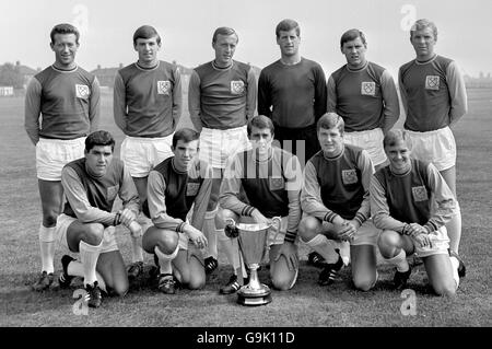 West Ham United’s European Cup Winners Cup siegreiche Seitenpose mit der Trophäe: (Hintere Reihe, l-r) Ken Brown, Martin Peters, Joe Kirkup, Jim Standen, Brian Dear, Bobby Moore; (erste Reihe, l-r) Alan Sealey, Ronnie Boyce, Geoff Hurst, Jack Burkett, John Sissons Stockfoto