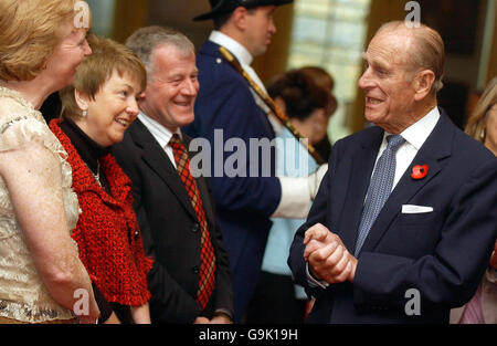 Der Duke of Edinburgh trifft im Rahmen einer gemeinsamen Gold Award-Veranstaltung im Palace of Holyroodhouse in Edinburgh die Öffentlichkeit. Stockfoto