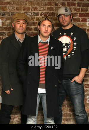 (Von links nach rechts) Taka Hirose, Grant Nicholas und Mark Richardson, von der Band Feeder Backstage im Camden Roundhouse, im Norden Londons. Stockfoto