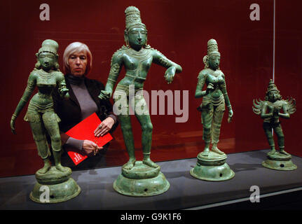 Die Künstlerin Marcelle Hanselaar betrachtet eine Auswahl von indischen Bronzen des 13. Jahrhunderts in der Chola-Ausstellung an der Londoner Royal Academy. Stockfoto