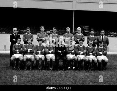 Arsenal-Teamgruppe: (Hintere Reihe, l-r) ?, John Radford, Jim Furnell, Alan Skirton, Bob Wilson, Ian Ure, Frank McLintock, Trainer Dave Sexton; (erste Reihe, l-r) Tommy Baldwin, David Court, Peter Story, Don Howe, Manager Bertie Mee, Terry Neill, Jon Sammels, George Eastham, George Armstrong Stockfoto