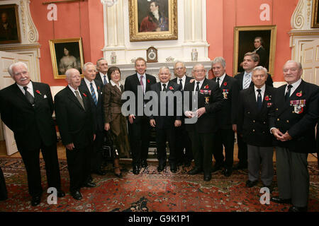 Der britische Premierminister Tony Blair (Mitte links) und Polens Präsident Lech Kaczynski (Mitte rechts) mit polnischen Kriegsveteranen in der Downing Street 10, London. Stockfoto