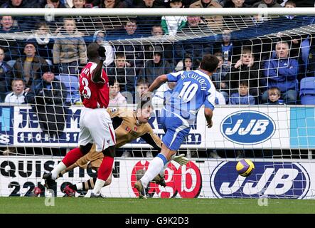 Fußball - FA Barclays Premiership - Wigan Athletic / Charlton Athletic - The JJB Stadium. Lee McCulloch (r) von Wigan Athletic schießt an Charlton Athletic-Torwart Scott Carson vorbei, um das Eröffnungstreffer zu erzielen Stockfoto
