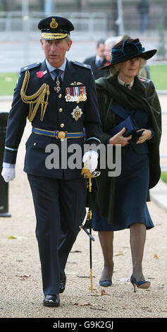 Der Prinz von Wales und die Herzogin von Cornwall kommen im Hyde Park in London an, um das New Zealand Memorial zu weihen. Stockfoto