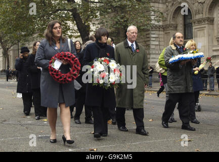 Rose Gentle, links, schließt sich einer Gruppe von vier Militärfamilien gegen den Krieg an, die jeweils Kränze im Cenotaph in Whitehall niederlegten. Stockfoto
