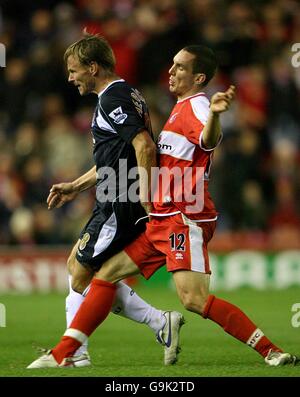 Fußball - FA Barclays Premiership - Middlesbrough gegen West Ham United - The Riverside. Teddy Sheringham von West Ham United wird von Stewart Downing von Middlesbrough angegangen Stockfoto