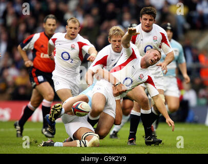 Rugby Union - International - England / Argentinien - Twickenham. Der englische Ben Cohen verliert den Ball, nachdem er während des Internationalen Spiels gegen Argentinien in Twickenham, London, angegangen wurde. Stockfoto