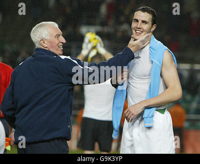 John O'Shea, Irlands Republik, erhält Glückwünsche von Physio Mick Byrne (links) während des Qualifikationsspiel zur EM 2008 in Lansdowne Road, Dublin. Stockfoto