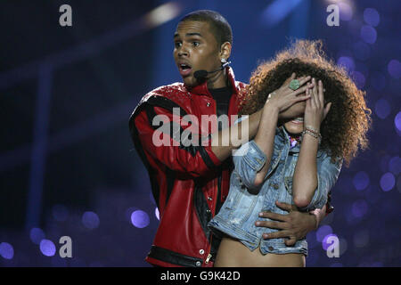 Chris Brown spielt Michael Jacksons Thriller auf der Bühne während der World Music Awards im Earls Court im Zentrum von London. Stockfoto