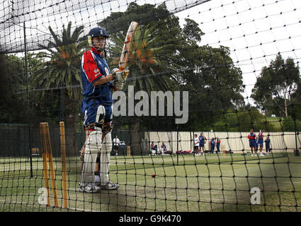 Cricket - Ashes Tour - England Training - Donnerstag - Adelaide Oval. England Kapitän Andrew Flintoff Fledermäuse während eines Nets Training Session im Adelaide Oval, Adelaide, Australien. Stockfoto