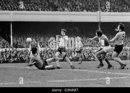 George Graham von Arsenal (zweite R) schießt den Ball an Torhüter von Wolverhampton Wanderers Phil Parkes (l) vorbei, um das Eröffnungtor zu erzielen, beobachtet von John McAlle von Wolves (zweite L), Derek Parkin (c) und Frank Munro (r) Stockfoto