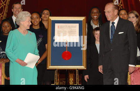 Der Herzog von Edinburgh nimmt im Rahmen eines Empfangs im Buckingham Palace eine königliche Charta von Königin Elizabeth II. Im Namen seines Preisverleihprogramms entgegen. Stockfoto