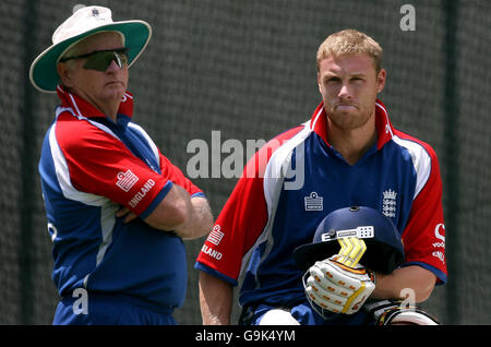 England Kapitän Andrew Flintoff mit Trainer Duncan Fletcher (links) während einer Nets-Trainingseinheit in Gabba, Brisbane, Australien. Stockfoto