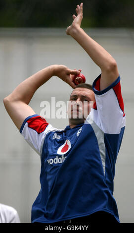 Englands Steve Harmiso bowelt während einer Nets-Übungseinheit in der Gabba, Brisbane, Australien. Stockfoto