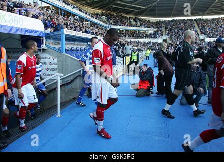 Fußball - FA Barclays Premiership - Reading / Charlton Athletic - Madejski Stadium. Die Spieler von Charlton Athletic gehen vor dem Spiel aus dem Tunnel Stockfoto