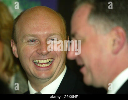 Schottischer erster Minister, Jack McConnell (rechts) und Liam Burn MP, besuchen Bruntsfield Primary School Edinburgh . Stockfoto