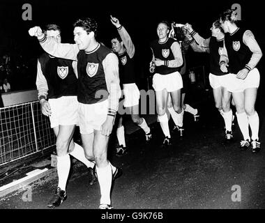 West Ham United zieht den Pokal nach ihrem Sieg im Jahr 2-0 um Stockfoto