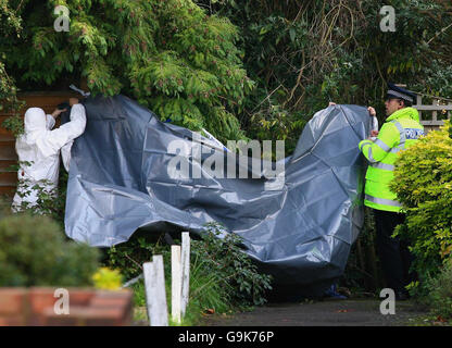 Polizeiforensische Beamte verschließen das Gebiet, in dem gestern Nachmittag auf den Spielfeldern der Allington Community Association in Allington in der Nähe von Maidstone in Kent eine Leiche gefunden wurde. Stockfoto