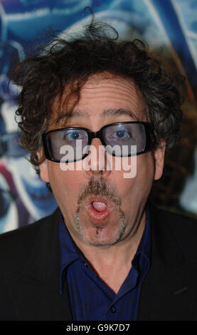 Tim Burton macht ein verängstigte Gesicht, als er zur West End-Premiere seines Films The Nightmare before Christmas 3D kommt. DRÜCKEN Sie VERBANDSFOTO. Bilddatum: Sonntag, 29. Oktober 2006. Bildnachweis sollte lauten: Fiona Hanson/PA. Stockfoto